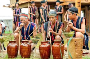 Vino de arroz “Rượu cần” de Nho Quan – Experiencia cultural auténtica con Asia Encanto Travel en Ninh Bình