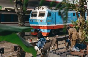 Café Hỏa Xa Huế – Una experiencia única para ver trenes en la estación de Huế | Asia Encanto Travel